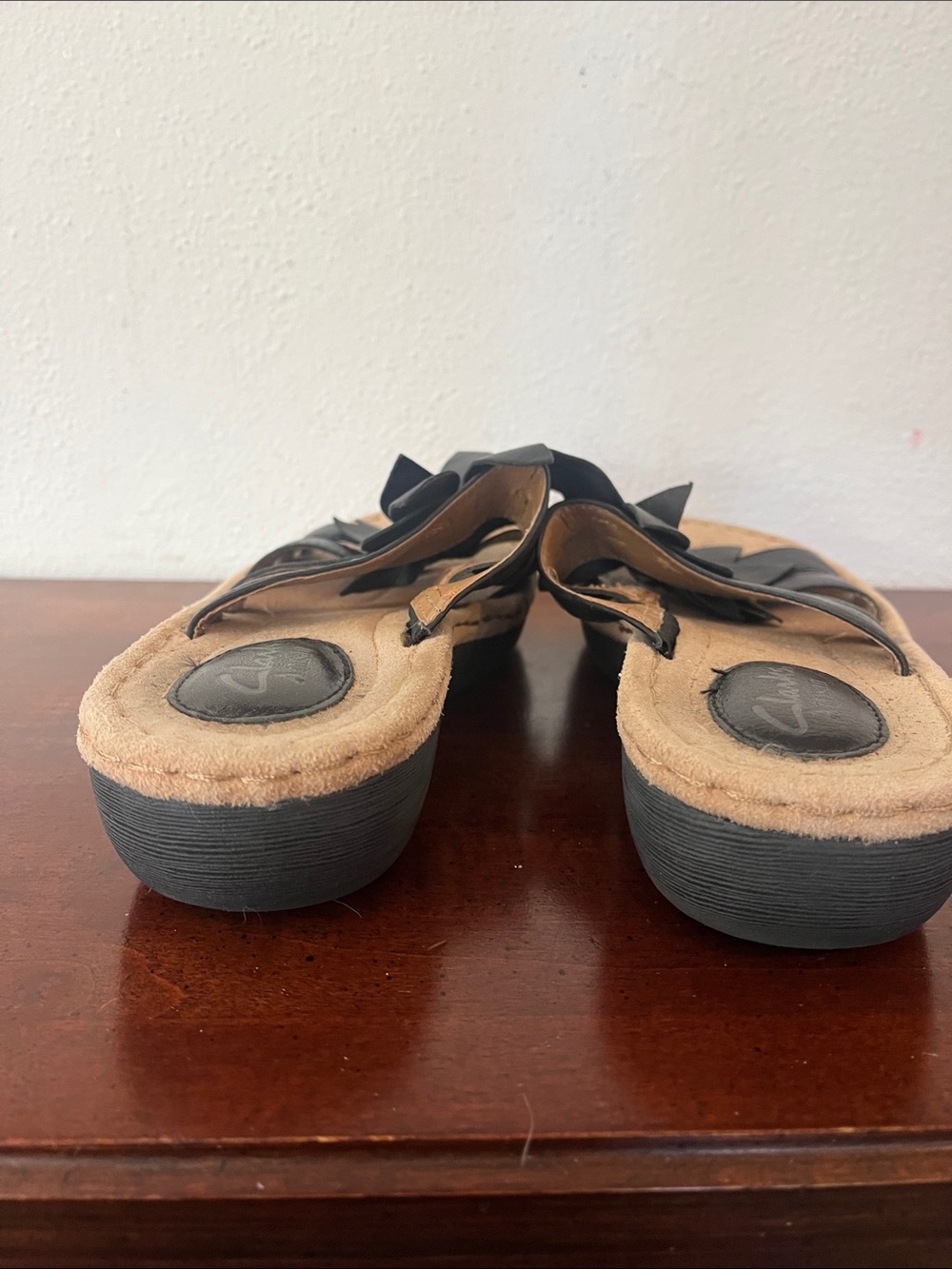 Clarks Artisan Black Leather Flower Slide Sandals Size 7 - Picture 2 of 6